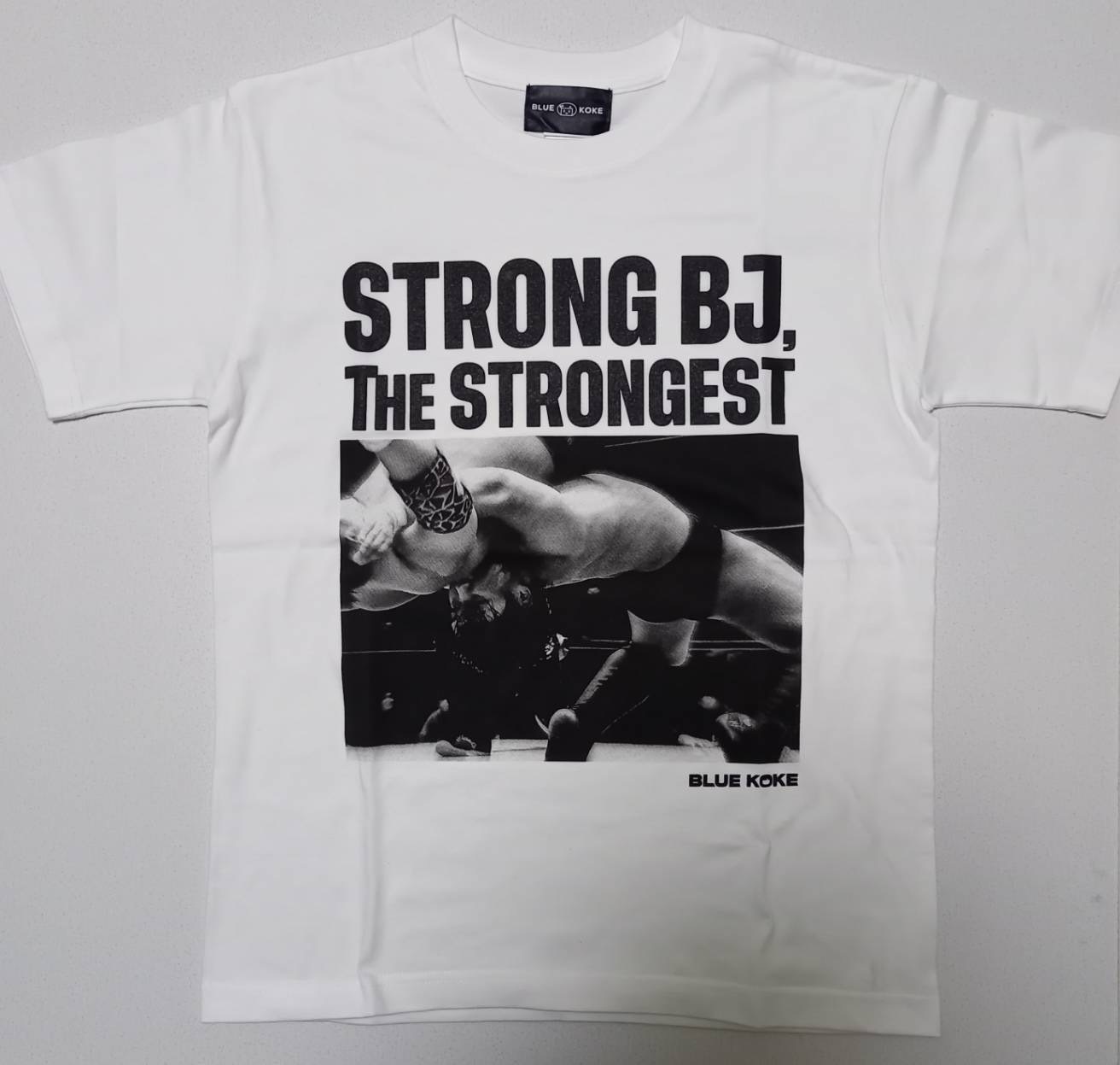 ＜BLUE KOKE collaboration＞野村卓矢「STRONG BJ,THE STRONGEST」Tシャツ(白)